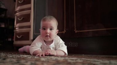 küçük bebek evde yerde sürünüyor