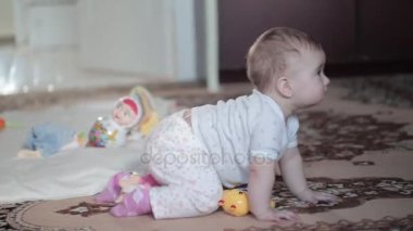 küçük bebek evde yerde sürünüyor