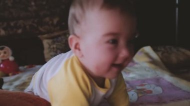 küçük çocuk bir yürüyüş için giyinmiş