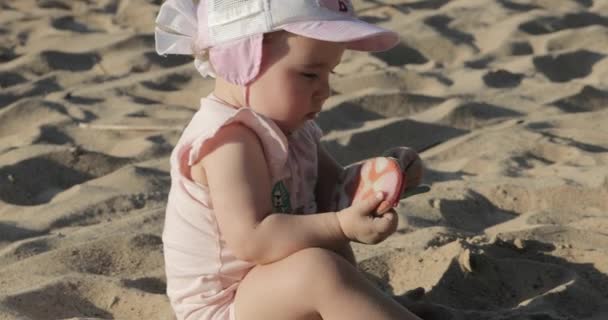Niño pequeño está jugando en la playa — Vídeos de Stock