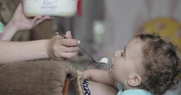 Malé dítě jí zmrzlinu — Stock video