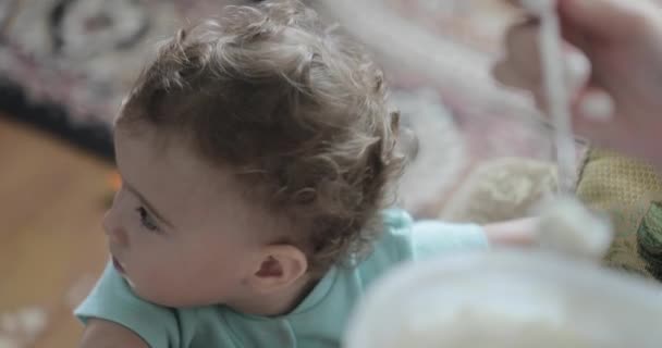 Niño pequeño come helado — Vídeos de Stock