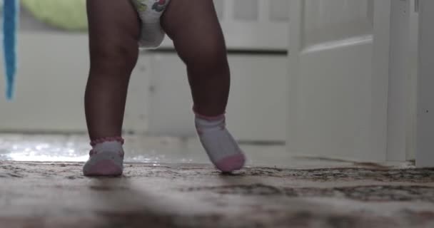 Το παιδί περπατά γύρω από το σπίτι — Αρχείο Βίντεο
