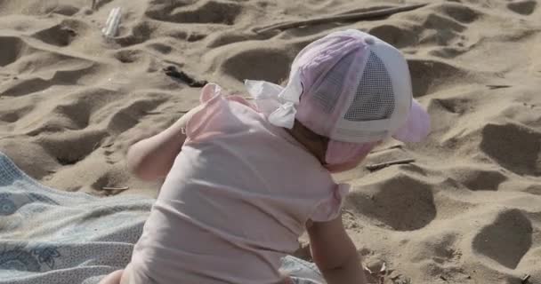 Bambino piccolo sta giocando sulla spiaggia — Video Stock