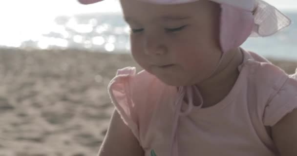 Bambino piccolo sta giocando sulla spiaggia — Video Stock