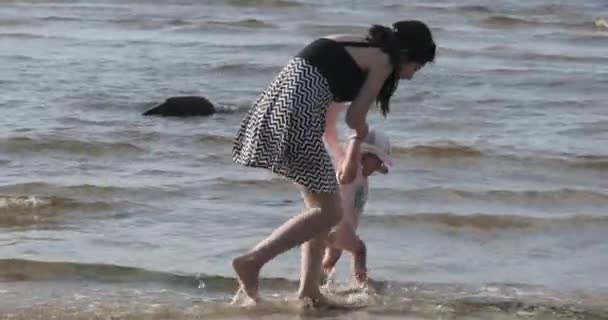 Mãe com uma criança na praia — Vídeo de Stock