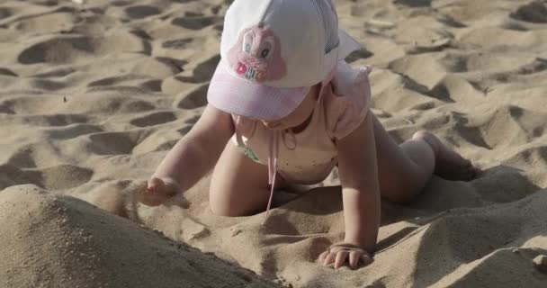 Niño pequeño está jugando en la playa — Vídeo de stock