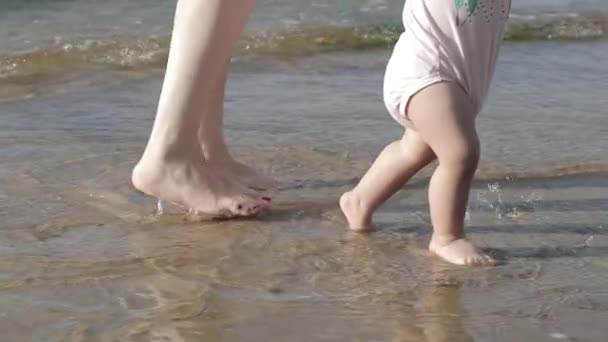 Matka z dzieckiem na plaży — Wideo stockowe