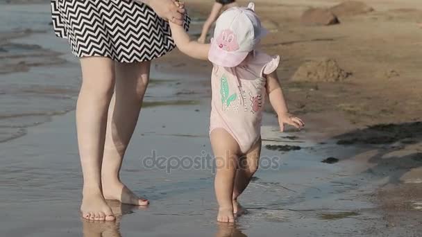 Madre con un niño en la playa — Vídeo de stock