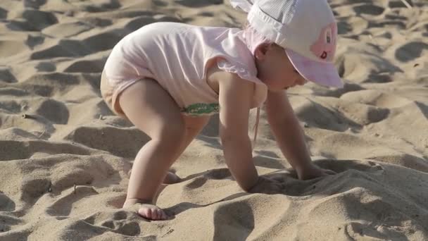 Kleines Kind spielt am Strand — Stockvideo