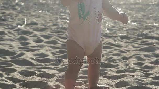Malé dítě hraje na pláži — Stock video