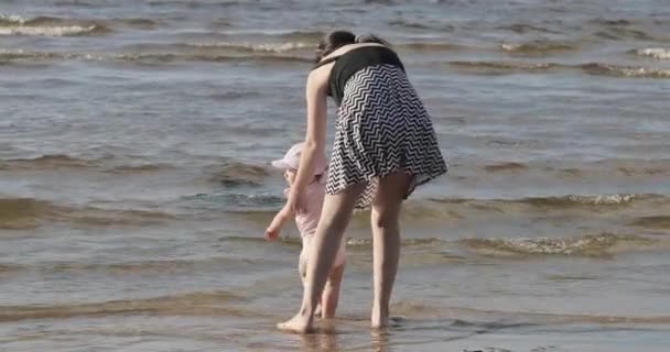 Мать с ребенком на пляже — стоковое видео
