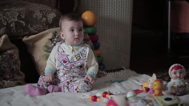 Niño pequeño en casa en el suelo — Vídeos de Stock