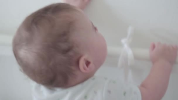 Kleine baby bed inbegrepen — Stockvideo