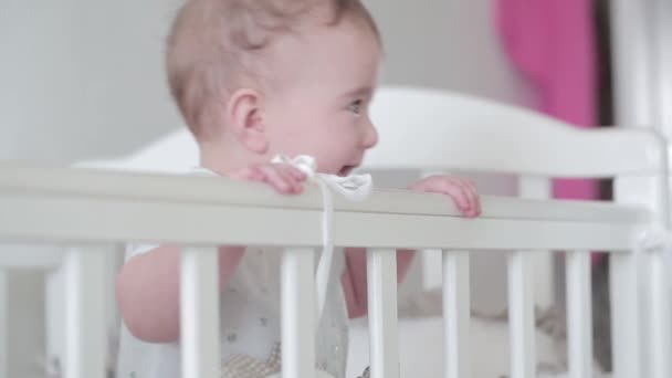 Kleine baby bed inbegrepen — Stockvideo