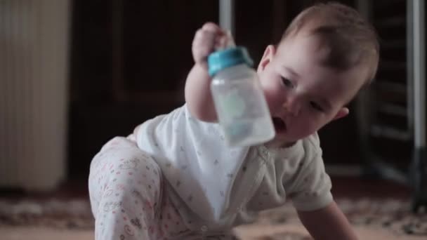 Niño pequeño en casa en el suelo — Vídeo de stock