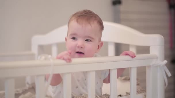 Bebé na cama — Vídeo de Stock