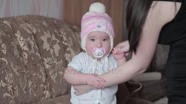 Petit enfant habillé pour une promenade — Video