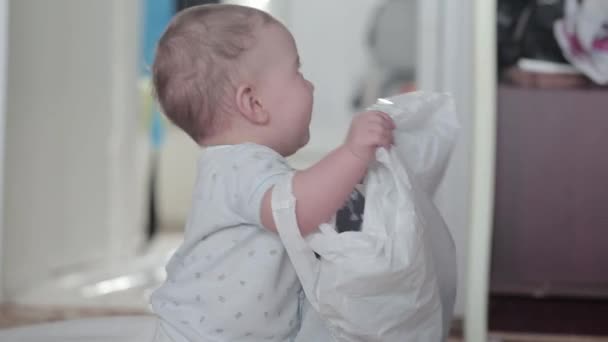 Niño pequeño con bolsa de plástico — Vídeos de Stock