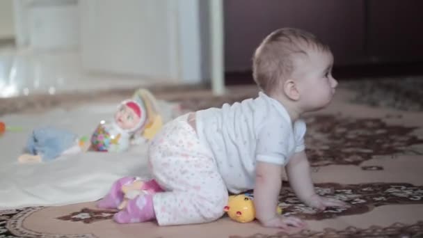 Küçük bebek evde yerde sürünüyor — Stok video
