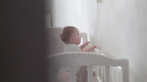 Kleine baby bed inbegrepen — Stockvideo