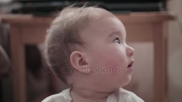 Pequeno bebê está comendo um brinquedo — Vídeo de Stock