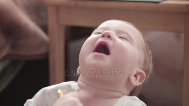 Kleines Baby hat Spaß — Stockvideo