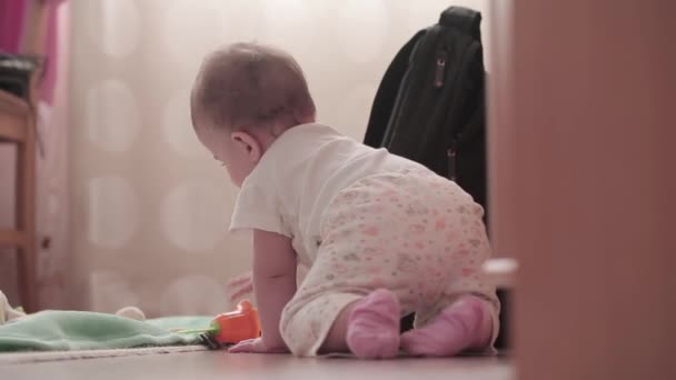 Niño pequeño en casa en el suelo — Vídeos de Stock