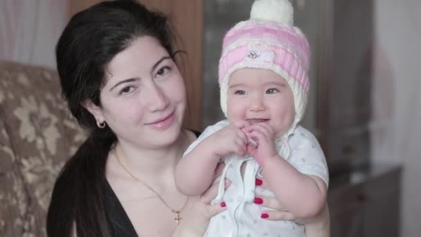 Niño pequeño vestido para un paseo — Vídeos de Stock