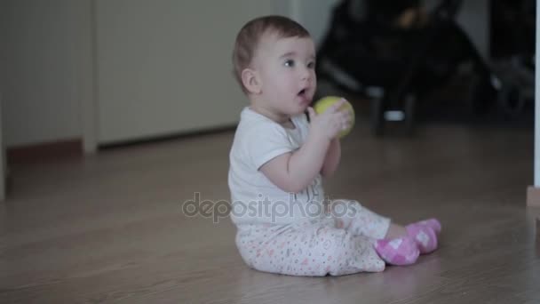 Criança pequena com uma maçã verde — Vídeo de Stock