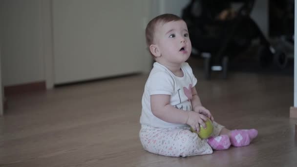 Niño pequeño con una manzana verde — Vídeo de stock