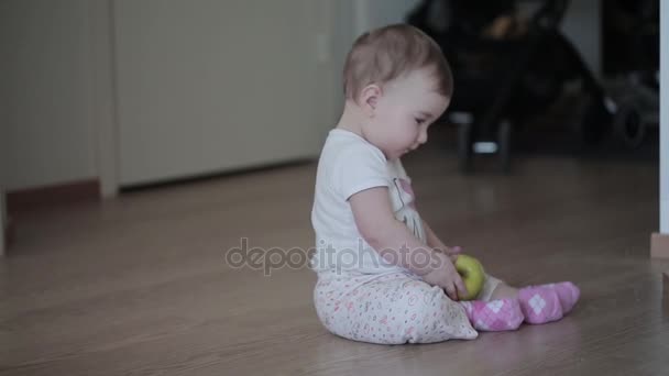 Niño pequeño con una manzana verde — Vídeos de Stock