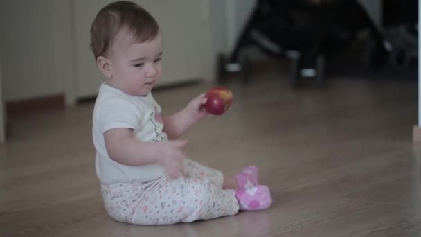 Criança pequena com uma maçã vermelha — Vídeo de Stock