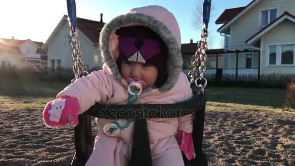 Маленька дитина на гойдалці — стокове відео