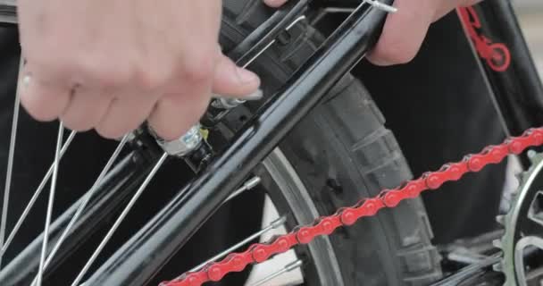Tightening bolts on a bicycle — Stock Video