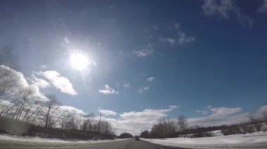 Bir araba iyi güneşli kış hava sürüş