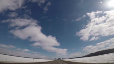 Bir araba iyi güneşli kış hava sürüş