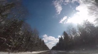 Bir araba iyi güneşli kış hava sürüş