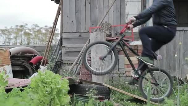 Sprünge auf dem Fahrrad in Zeitlupe — Stockvideo