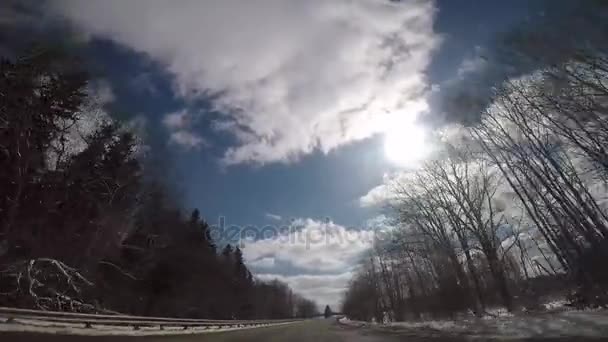 Conduire sur une voiture par beau temps d'hiver ensoleillé — Video