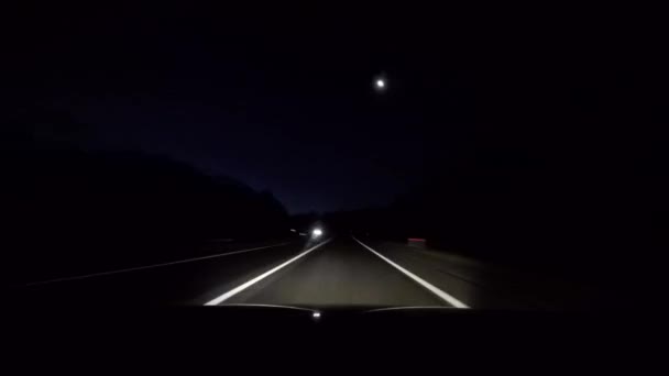 夜のタイムラプスで車を運転 — ストック動画