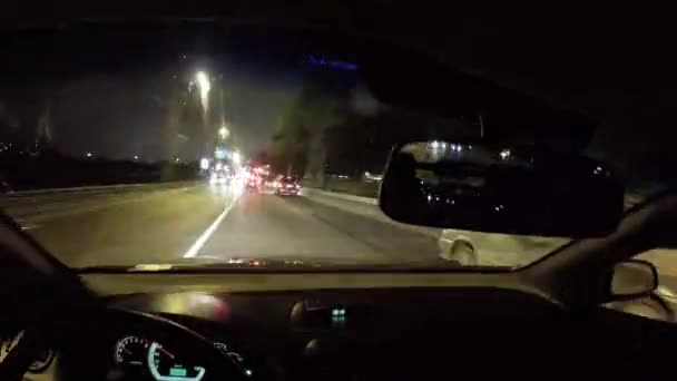 Conduciendo en coche por la noche. vista desde el timelapse de la cabina de conductores — Vídeos de Stock