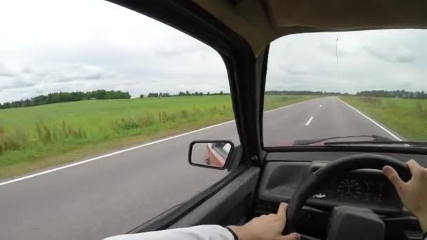 Gevoel van vrijheid besturen van een auto. POV video — Stockvideo