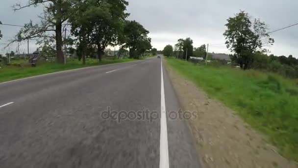 Езда на велосипеде по шоссе. POV видео — стоковое видео