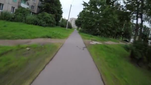 在村子里骑自行车 — 图库视频影像
