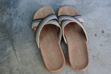 Bir beton zemin üzerine yaz flip flop.