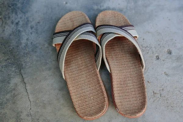 Bir beton zemin üzerine yaz flip flop.