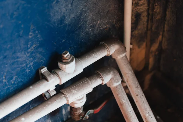 Sıhhi tesisat sistemi bir araba atölye.