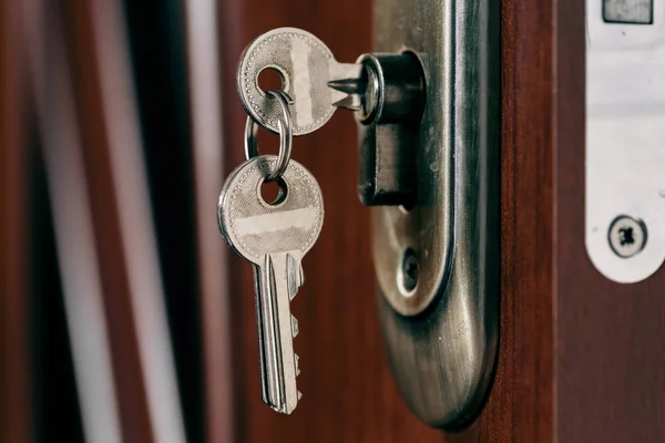 Las llaves en la cerradura de la puerta. Objeto foto . — Foto de Stock