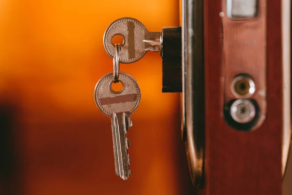 Las llaves en la cerradura de la puerta. Objeto foto . — Foto de Stock